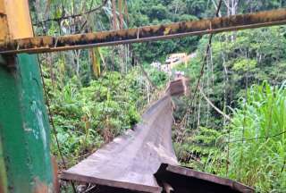 El hecho ocurrió tras la ruptura de un puente en el río Kumbatza, Morona Santiago.